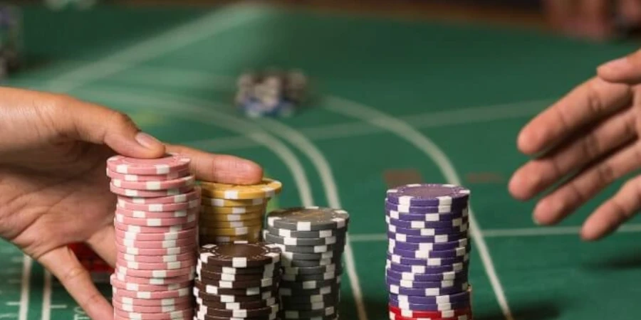 Illustration av blackjack, videopoker och baccarat – casinospel med hög RTP och smart strategi