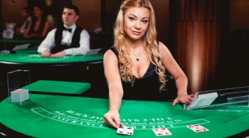Live casino online med riktiga dealers  spelare vid blackjackbord i realtid